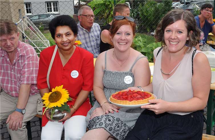 (v.l.n.r.): Ihorna Griehl, Janina Jöbges und Amrei Meißner präsentierten leckeren Kuchen.