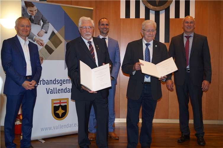 v.l.n.r.: Im Vordergrund die Geehrten Hans-Lorenz Becher und Lothar Hahn – im Hintergrund Ortsbürgermeister Jochen Währ, Minister Clemens Hoch und Bürgermeister Fred Pretz. Foto: VG Vallendar