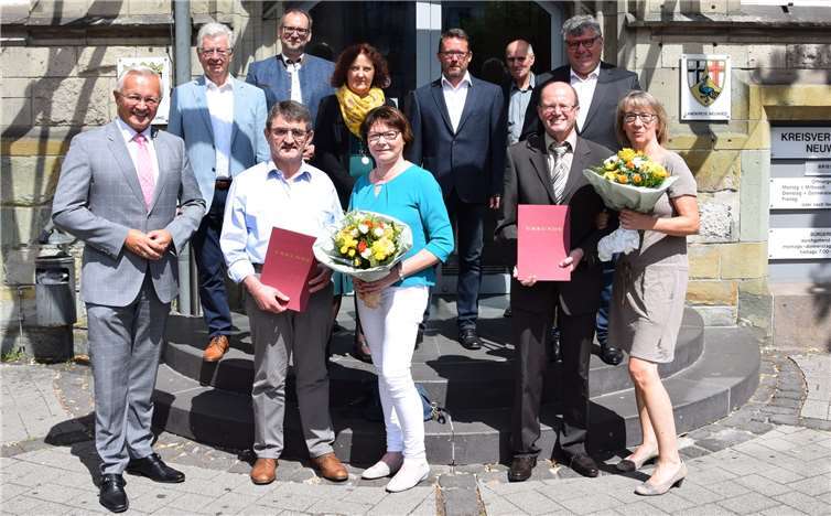 (v.l.n.r.) In der 1. Reihe: Landrat Achim Hallerbach mit dem Ehepaar Müller undEhepaar Zwiener, dahinter in der 2. Reihe: Kreisbeigeordneter Werner Wittlich,Abteilungsleiter Rüdiger David, Personalratsvorsitzende Birgit Eisenhuth,Personalreferent Oliver Honnef, Friedhelm Bartels vomImmobilienmanagement und 1. Kreisbeigeordneter Michael Mahlert.