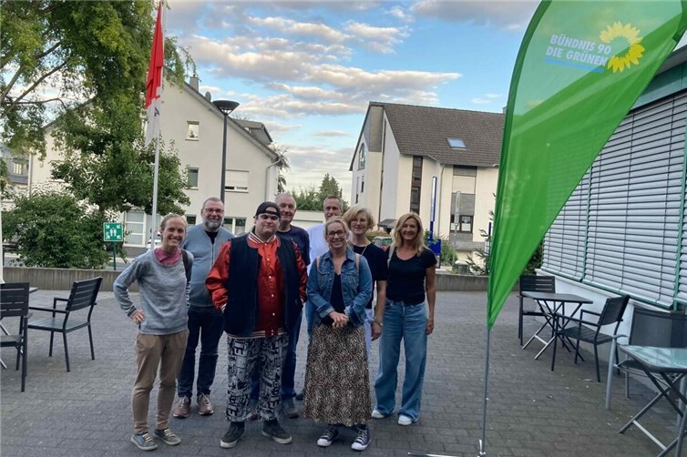 v.l.n.r.: Ina Rüber-Teke (Gleichstellungsbeauftragte der Stadt Mayen), Michael Sexauer (BÜNDNIS 90/DIE GRÜNEN), Patricia Pederzani (Queerbeauftragte der Stadt Koblenz), Rolf Allgayer, Michael Sander, Natascha Lentes, Iris Emmerich und Heike Schweikert (alle BÜNDNIS 90/DIE GRÜNEN)