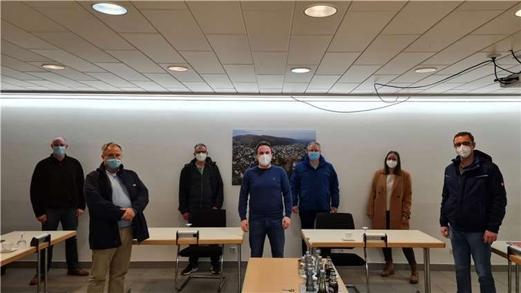 v.l.n.r. Ingo Schmitz (Brohler Narrenzunft), Markus Feix (KG Bad Breisig), Markus Nikolay (KG Niederlützingen), Bürgermeister Marcel Caspers, Arnold Mehren und Lara Gehrke (KG Waldorf) sowie Dirk Keldenich (KG iederlützingen).Foto: privat