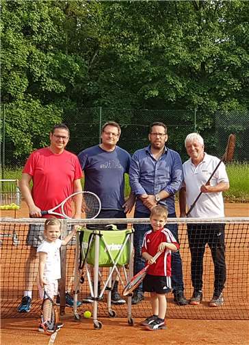 v.l.n.r. Ingo Weinand, Thomas Roth, Jochen Fischer und 1. Vorsitzender Bernd Hörter, unten v.l.n.r. Aline Fischer und Tim Fischer. Foto: TC Maischeid