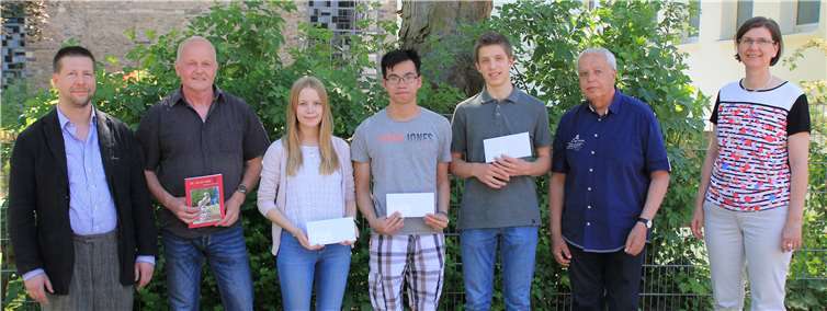 (v.l.n.r.): Iven Großmann, Rudi Kerres (beide Schulleitung), Sara Karczewski, Son Tung Ngyen,Simon Janzen, Gerd Schumann (Vorsitzender der Salentiner), Birgit Vogel (Schulleiterin). Foto: Kurfürst-Salentin-Gymnasium Andernach