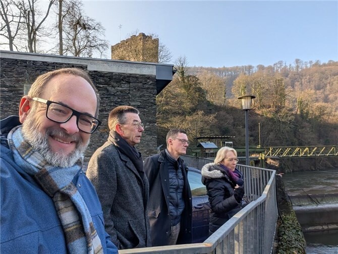 v.l.n.r. : Jan Petry / Martin Hahn / Jörg Röder / Christine Seelbach-Neuer bei einem Ortstermin in Altwied.  Foto: Jan Petry