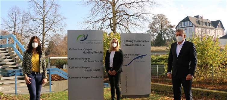 v.l.n.r.: Jennifer Herborn-Wolf, neue Leitung der Katharina Kasper Akademie; Ute Justen, bis dato Leitung der Katharina Kasper Akademie und weiterhin Dozentin; Manfred Sunderhaus, Geschäftsführer der Katharina Kasper Holding GmbH.Foto: Dernbacher Gruppe Katharina Kasper