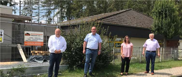 (v.l.n.r.): Jörg Freisberg, Bürgermeisterkandidat Sascha Schoblocher, Leiterin der Kindertagesstätte Jessica Kantz, Bernhard Wiemer. Foto: prrivat