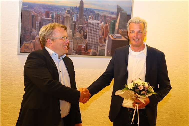 v.l.n.r. Jörg Hilden, Vorsitzender des CDU GV Vallendar gratuliert dem Bürgermeisterkandidat Uli Zimmermann zum perfekten Abstimmungsergebnis.  Copyright: CDU GV Vallendar