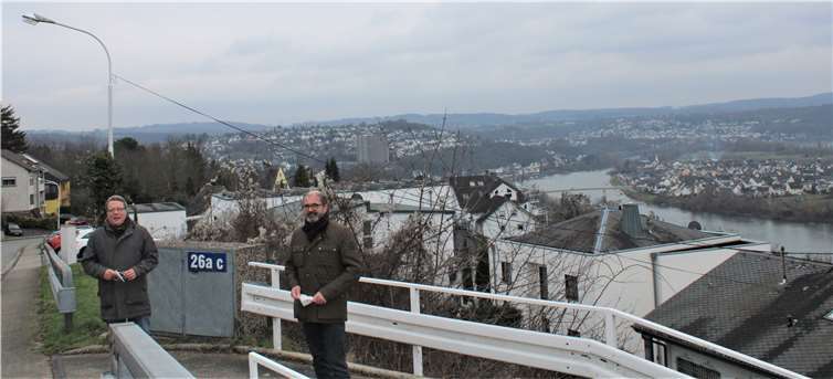 v.l.n.r. Jörg Hilden und Peter Moskopp in Weitersburg mit Blick auf Vallendar, Urbar und Niederwerth. Foto: CDU Vallendar