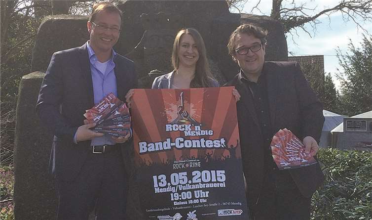 (v.l.n.r.) Jörg Lempertz (Bürgermeister Verbandsgemeinde Mendig), Kathrin Endes (VG Mendig), Jürgen Zinken (Stv. Leiter Stabsstelle Kultur und Veranstaltungen) starten den Vorverkauf für „ROCK´n`MENDIG - Der Bandcontest zu Rock am Ring“. VG Mendig