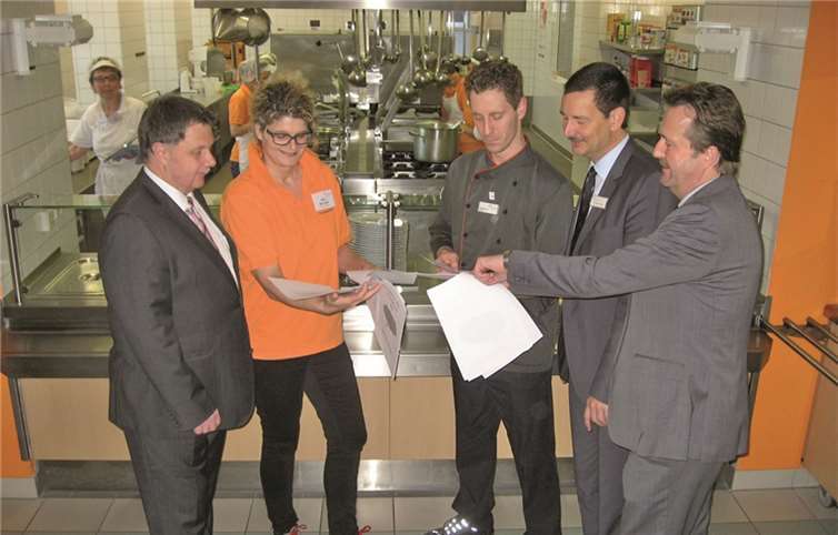 (v.l.n.r.): Jörg Müller, Rita Sprungk, Matthias Oehl, Thorsten Fuchs, Jörg Germandi besprechen die Aktion.Kreisverwaltung