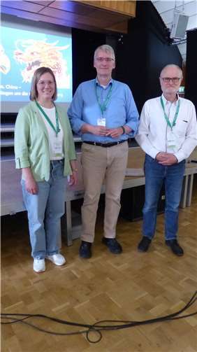 v.l.n.r. Judith Bürger (Organisation Johannes-Gymnasium Lahnstein), Elmar Theveßen, Prof. Dr. Volker Wilhelmi (Vorsitzender Verband Deutscher Schulgeographen – RLP).  Foto: Michaela Kieffer