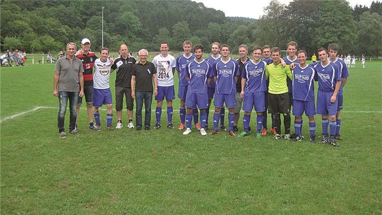 v.l.n.r.: Jürgen Fleischer (erster Vorsitzender SV Barweiler), Bernd Backes (Abteilungsleiter OASF), Marcel Ewinger, Thomas Schmitz (Abteilungsleiter SV Barweiler), Udo Seifen (erster Vorsitzender OASF), Florian Schmitz, Spieler der SG OASF/Barweiler. privat