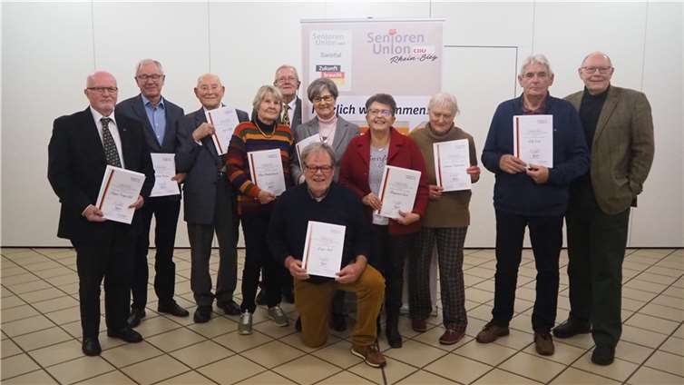 v.l.n.r.: Jürgen Frings-Neß (5J., Ferdinand Kester (10J.), Paul Delfs (10J.), Almut Heddenhausen (10J.), Vors. Wilfried Mühlhausen), Gregor Moll (5J.), Renate Kester (10J.), Margareta Esch (5J.), Irmtraud Stadermann (10J.), Rolf Esch (5J.) und Dr. Dieter Braun, Vors. Krs.-SenU. Foto: privat