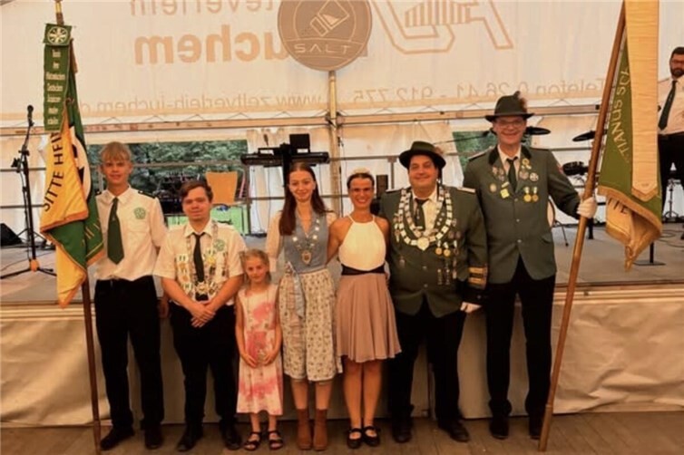 v.l.n.r.: Jugendfähnrich Fabian Klöckner, Jungschützenkönig Nicklas Schmidt, Bambiniprinzessin Lena Kaul, Schülerprinzessin Julina Kaul, Schützenkönigspaar Katrin und Stephan Kaul, Fähnrich Torsten Stein