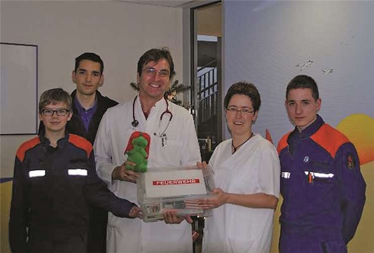 (v.l.n.r.) Jugendsprecher Jan-Eric Henn, Kreisjugendfeuerwehrwart Matthias Lemgen, Chefarzt Dr. Urban Himbert, Schwester Elisabeth, Jugendsprecher Marius Pleitner. privat