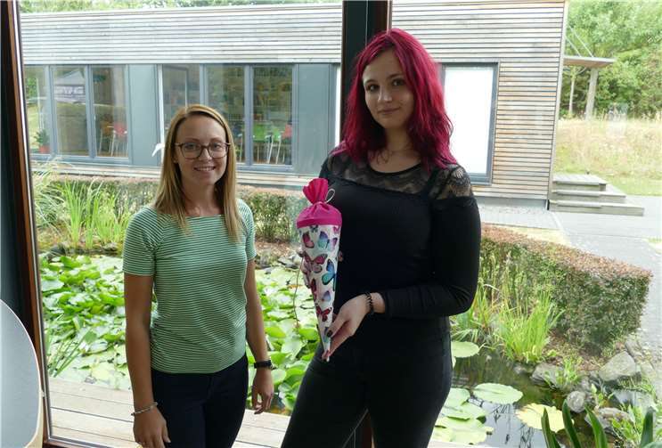 v.l.n.r. Julia Giesbrecht und Victoria Köckeritz bei der Übergabe der Schultüte zum Ausbildungsbeginn. Fotos: Privat