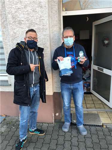 v.l.n.r. Kai Dommershausen bei der Spendenübergabe an Rene Kühlmann von der Obdachlosenhilfe. Foto: SPD Bendorf