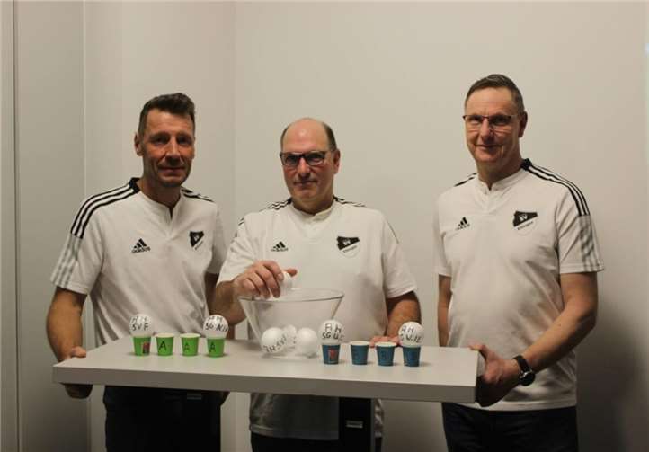 vl.n.r.: Kai Flade, Sascha Neitzert und Olaf Keller hatten Spaß bei der Auslosung zur Gruppeneinteilung beim diesjährigen Hallenmasters.  Foto:Verein