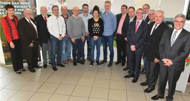 (v.l.n.r.) Karin Augustin (Präsidentin Landessportbund Rheinland-Pfalz, Walter Desch (Präsident Fußballverband Rheinland), Heinz-Dieter Wieß (Deutsches Rotes Kreuz Rhein-Hunsrück), Achim Wunsch (Preisträger Kreis Rhein-Lahn), Detlef Sauer ((Preisträger Kreis Westerwald-Wied), Uwe Kroll (Preisträger Kreis Rhein-Ahr), André Remy (Preisträger Kreis Westerwald-Sieg), Célia Sasic, Marius Hoffmann (Preisträger Kreis Hunsrück-Mosel), Marco Olk (Preisträger Kreis Mosel), Konrad Urmetzer (Preisträger Kreis Koblenz), Werner Gorges (Preisträger Kreis Trier-Saarburg), Jörg Ehlen (Ehrenamtsbeauftragter des Fußballverbandes Rheinland), Bernd Umbach (Preisträger Kreis Eifel), Guido Ernst (sportpolitischer Sprecher der CDU-Landtagsfraktion Rheinland-Pfalz) und Roger Lewentz (rheinland-pfälzischer Staatsminister im Ministerium des Innern, für Sport und Infrastruktur). Fotos: Fußballverband Rheinland