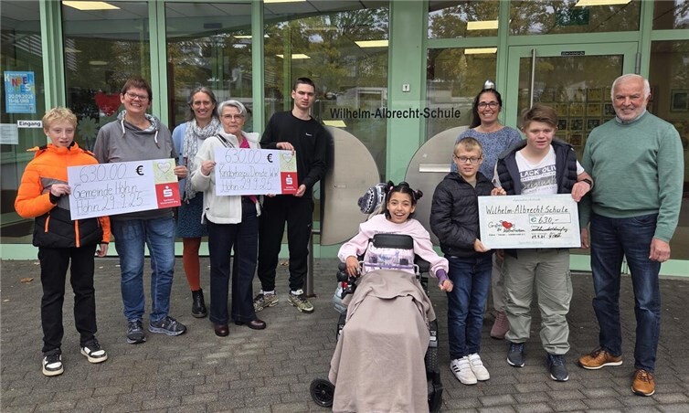 Talentschmiede und Schule spenden für Deutsche Kinderhospiz Dienste im Westerwald  v.l.n.r. Karin Mohr (Ortsgemeinde Höhn), Josepha Schürg (Konrektorin), Cornelia Cziesla (EA DKD), Marisa Zarella (Lehrerin Wilhelm-Albrecht-Schule), Günter Mies (Kleine Herzen e.V.), Kinder: Malak Daibi, Tylor Friesen, Yannic Schmitz, Kuba Gackowski, Elias Baldus, Josepha Schürg.  Fotos: Frank Reisdorf; Marisa Zarella