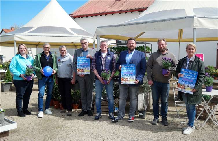 (v.l.n.r.): Karin Schapper, Henning Deuster, Thomas Wagner, Mario Winterwerber, Klaus Döring (alle Werbegemeinschaft Blickpunkt Bendorf & Aktiv Sayn), Bürgermeister Christoph Mohr, Jens May, Inhaber von Garten May, Nancy Parac-Braun von der Wirtschaftsförderung der Stadt Bendorf.  Foto: ND