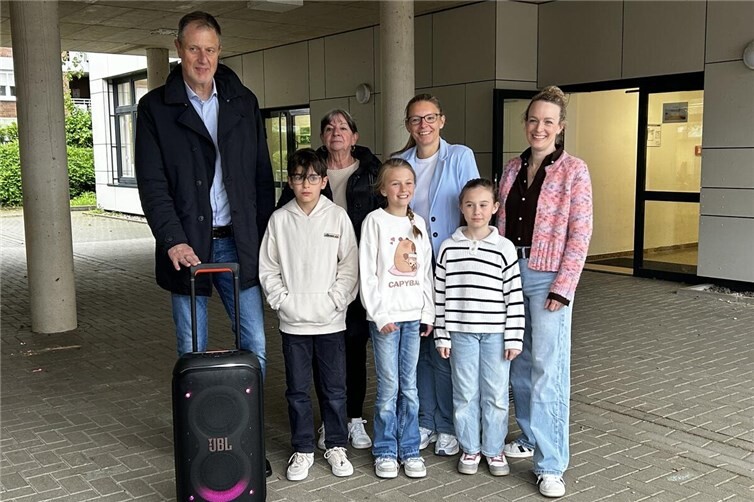 (v.l.n.r.: Karl Böttcher (Präsident Lions Club Meckenheim‑Wachtberg), Renate Diefenbach (Past‑Präsidentin), Kerstin Martin (Leitung OGS Meckenheim‑Merl) und Silke Lex (Schulleitung GGS Meckenheim‑Merl) gemeinsam mit Kindern der OGS)