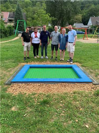 (v.l.n.r): Karl Hanenberg (Bad Bodendorfer Unternehmer), Ute Witsch (Kreissparkasse Ahrweiler) Dirk Gemein (Spenden Shuttle), Gerold Schreyer (Dorfgemeinschaft Bad Bodendorf), Jenny Celner und Guido Lenzen (Bad Bodendorfer Unternehmer).  Foto: privat