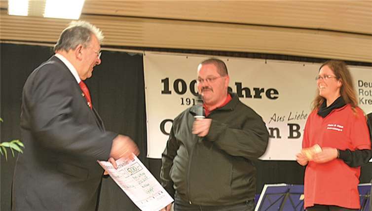 (v.l.n.r.) Karl Heinz Bernardy freute sich mit der Leiterin des Jugendrotkreuzes über die großzügige Spende von Thomas Elksnat im Namen der Firma Heim&Haus.Privat