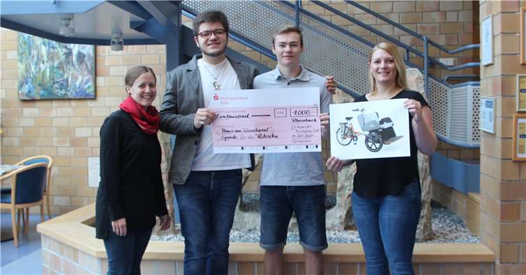 v.l.n.r. Katharina Dallal (Quartiersbüro Nachbarschaft Römerkanal), Nard Eric Waschko (Abiturient St. Josef Gymnasium), Carlo Mietzke (Abiturient St. Josef Gymnasium), Anja Schmitz (Pflegedienstleitung Haus am Römerkanal). Foto: privat