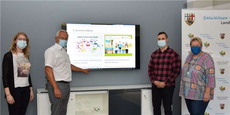 (v.l.n.r.): Katrin Kaiser, Mitarbeiterin im Organisationsreferat, Landrat Achim Hallerbach, Torben Schmidt, ebenfalls Organisationsreferat und Silke Läufer-Hermann, die das Projekt technisch umsetzte, testen gemeinsam den „Kreispolitik Ticker“ in der Praxis.