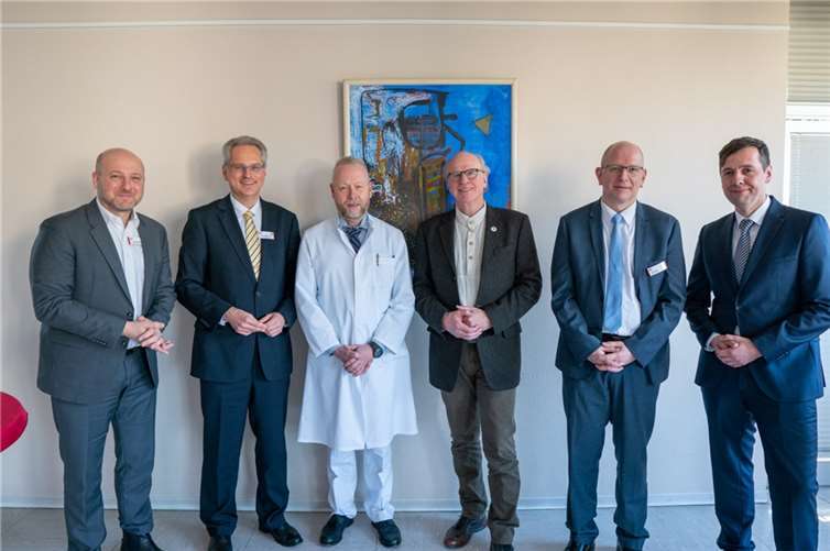 (v.l.n.r.) Kaufmännischer Direktor Bernd Löser, Geschäftsführer Udo Langenbacher, Ärztlicher Direktor Prof. Dr. Jens Standop, ehemaliger Chefarzt Anästhesie und Intensivmedizin Priv. Doz. Dr. Armin Rieger, neuer Chefarzt Akutgeriatrie Sinan Dogan, neuer Chefarzt Anästhesie und Intensivmedizin Dr. Alexander Nassen).  Foto: DRK Krankenhaus Neuwied