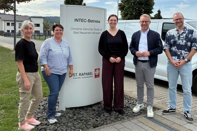 v.l.n.r.: Kerstin Jörg (Caritas Werkstätten Fachkraft Arbeitsbereich Digitalisierung), Kerstin Schönenbach (Caritas Werkstätten Fachkraft Berufliche Bildung und Integration), Katharina Kutzky (WB INTEC), David Bongart (Geschäftsführer Zukunftsregion Ahr e.V.), Johannes Knops (Betriebsstätten Leiter INTEC Betriebe)