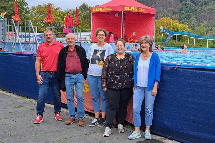 v.l.n.r.: Kevin Wassong (DLRG), Frank Bliss, Carmen Busch, Anna Koch und Bettina Fellmer von Bündnis 90/Die Grünen im Pop-up Bad.
