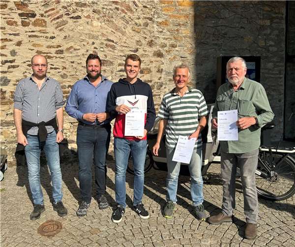 v.l.n.r.: Kiefer und Siefert überreichten Leonhard Lydka (Platz 1), Matthias Boller (Platz 2) und Manfred Hilgers (Platz 3) Urkunden für ihre Leistungen beim diesjährigen Stadtradeln. Fotos: Mira Bind / Stadtverwaltung Lahnstein