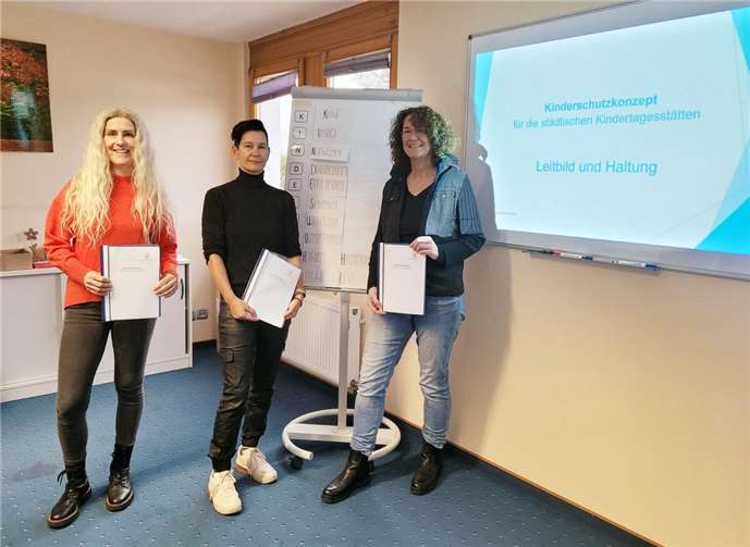 (v.l.n.r.): Kita-Fachberatung Bettina Winkler, Fachgebietsleiterin Kinder- und Jugendarbeit, Kindertagesstätten Ines Lindemann-Günther, Kinderschutzfachkraft Christina Sperber mit dem Kinderschutzkonzept für die städtischen Kitas.  Foto: Stadt Bendorf