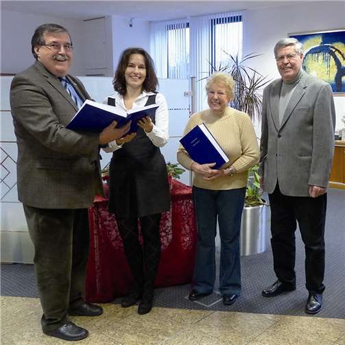 (v.l.n.r.) Klaus Bell, VGV Pellenz; Manuela Klein, KSK Plaidt; Elfriede Zimmermann, Stadt Andernach und Mitautor Karl Heinz Scheuren bei der Übergabe der Bücher. privat