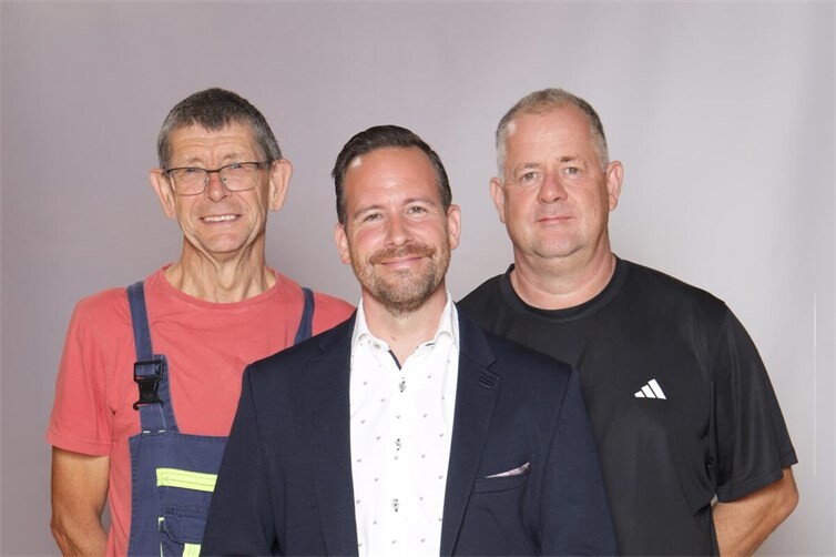 (v.l.n.r.) Klaus Michels, der „Noch-Hausmeister“ der St. Stephanus-Realschule plus Nachtsheim, mit Bürgermeister Timo Kanzinger und seinem Nachfolger Karl Schubert