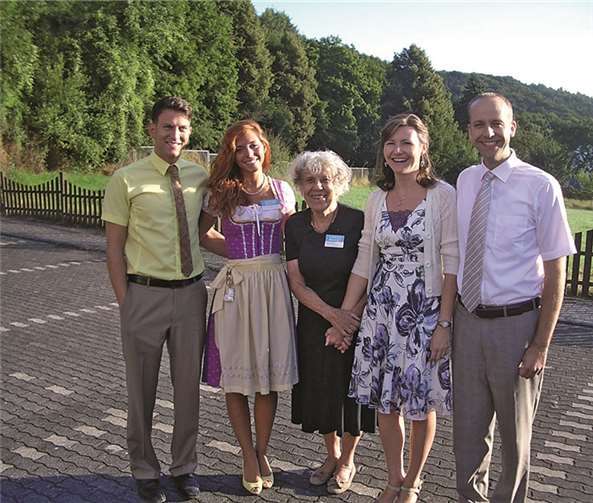 (v.l.n.r) Kongressbesucher Markus und Susanne Wilhelm, Margarita Königer, Eva und Stefan Metzger in Wachtberg.JZ