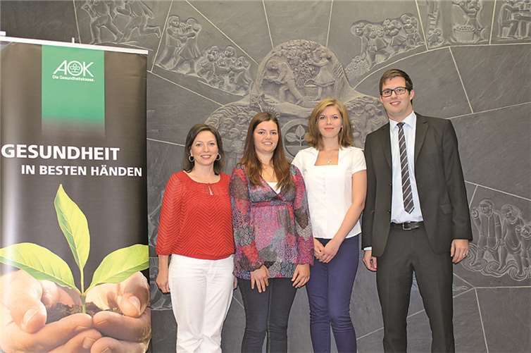 (v.l.n.r): Koordinatorin Aus- und Weiterbildung Karina Gajowski, die neuen Azubis Miriam Brück in Mayen sowie Viktoria Resch in Ahrweiler, stellvertretender Bezirksgeschäftsführer Stefan Mohr. privat