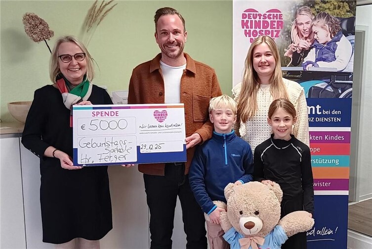 v.l.n.r: Koordinatorin Doro Meurer, Philipp Ferger, Sohn Anton, Tochter Charlotte , Tochter Lina gemeinsam mit Bärenbotschafter HopeFoto: Nadine Ferger