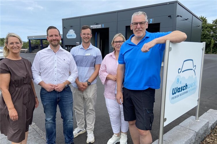(v.l.n.r.): Kottenheims Ortsbürgermeisterin Corinna Behrendt, Bürgermeister Timo Kanzinger sowie Wirtschaftsförderer Alexander Röser mit Elke und Volker Brzezinski beim Besuch deren Firma „Waschwerk“ in Kottenheim