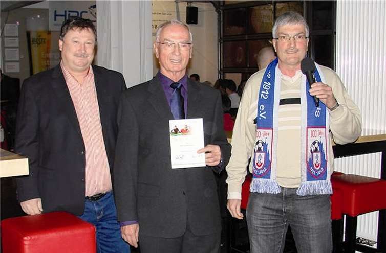 (v.l.n.r.) Kreisbeauftragter Jürgen Mesenich, Jubilar Gerold Laux mit Urkunde und Sportabzeichenprüfer Matthias Klinkner.privat