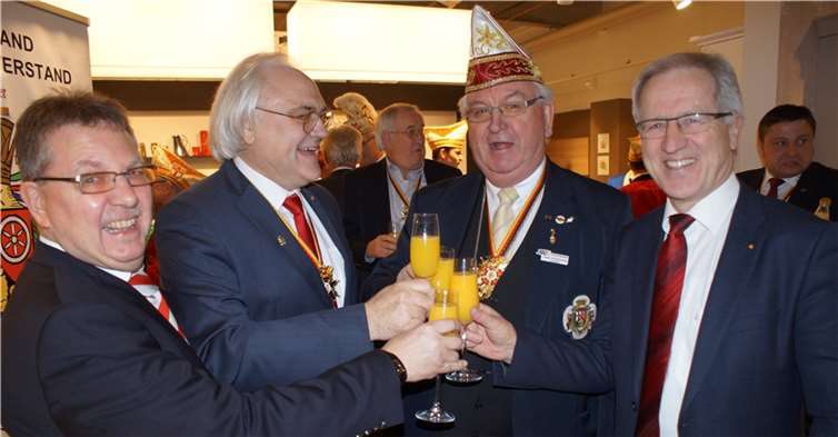 (v.l.n.r.) Kreiswackes-Träger Winfried Erbar, RKK-Präsident Hans Mayer, RKK-Ehrenpräsident Peter Schmorleiz und der Landtagsabgeordnete Josef Dötsch.