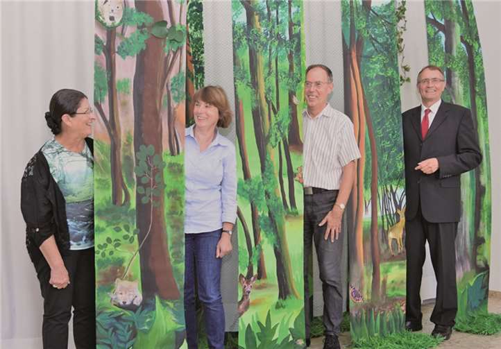 (v.l.n.r.) Künstlerin Marlene Leal da Silva Quabeck, Laudatorin Rosina Kusche-Knirsch, Museumsleiter Bernd Willscheid, Landrat Rainer Kaul mit der Installation „Das grüne Haus“. privat