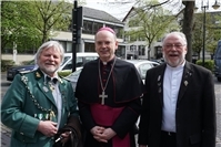 (vlnr) Küster Michael Barth, Weihbischof Robert Brahm und Postor und Präses der ...