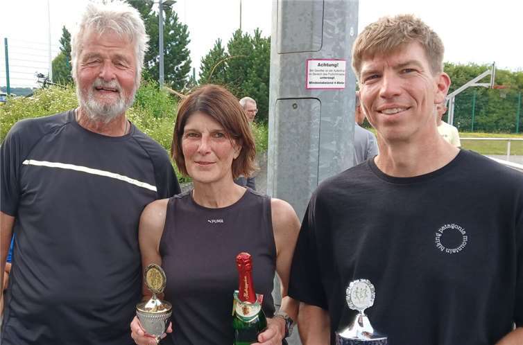 v.l.n.r.: LT Chef Karl-Werner Kunz mit den siegreichen Duathleten Heike Blum und Jendrik Graß.Foto: Dietrich Rockenfeller