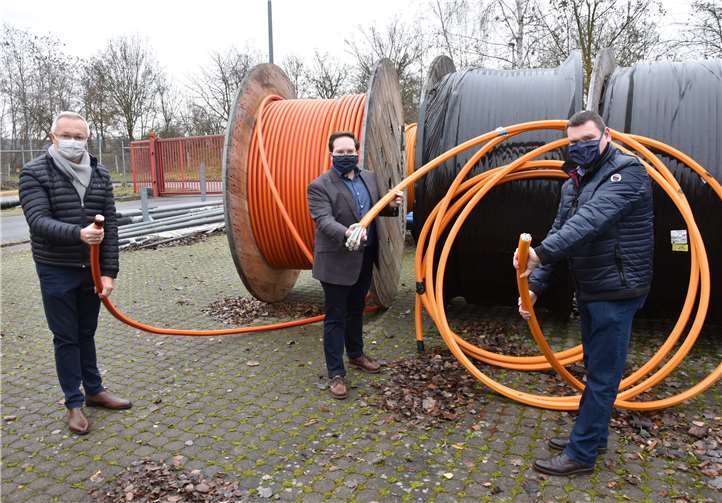 (v.l.n.r.) Landrat Achim Hallerbach, CDU-Landtagskandidat Pascal Badziong und SWN-Geschäftsführer Stefan Herschbach freuen sich, dass der Breitbandanschluss der Schulen im Kreis Neuwied im Zeitplan liegt.Foto: CDU