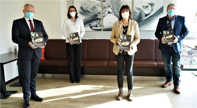 (v.l.n.r.); Landrat Achim Hallerbach, Isabella Fürstin zu Wied, Irmgard Schröer, Geschäftsführerin des Naturparks Rhein-Westerwald, Jörg Hohenadl, Wirtschaftsförderung des Landkreises Neuwied.
