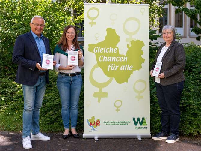 v.l.n.r.: Landrat Achim Hallerbach (Kreis Neuwied) präsentiert gemeinsam mit den Gleichstellungsbeauftragten Daniela Kiefer (Kreis Neuwied) und Beate Ullwer (Westerwaldkreis) den Reader zur Fachtagung. Foto: Martin Boden
