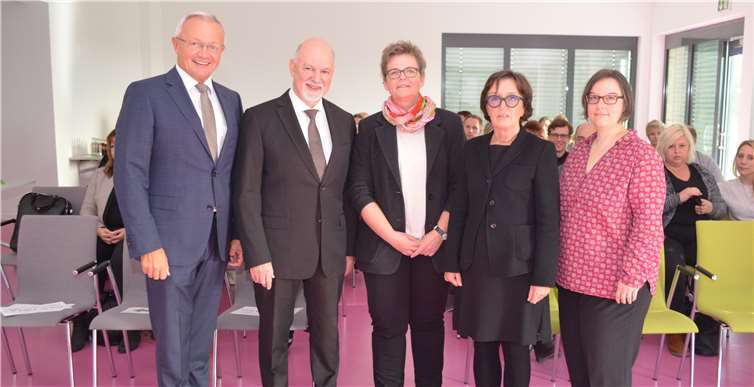 (v.l.n.r.): Landrat Achim Hallerbach, Prof. Manfred Exner,Bärbel Jungbluth (Fachkrankenschwester für Infektionsschutz beimNeuwieder Gesundheitsamt), Beate Kölb (Leiterin des Neuwieder Gesundheitsamtes) und Daniela Zahn, Koordinatorin im mre-netz regio rhein-ahr.
